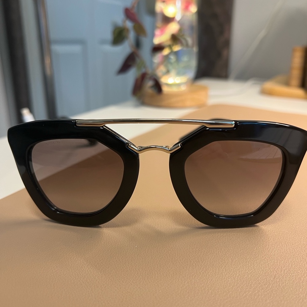 Chic Black Sunglasses
